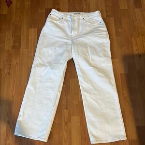 Abercrombie White women’s 90’s relaxed high rise jeans worn once